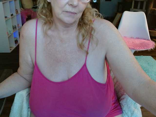 Live sex webcam photo for LisaLinny #292109540