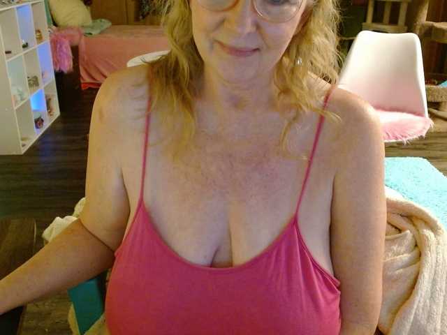 Live sex webcam photo for LisaLinny #292125478