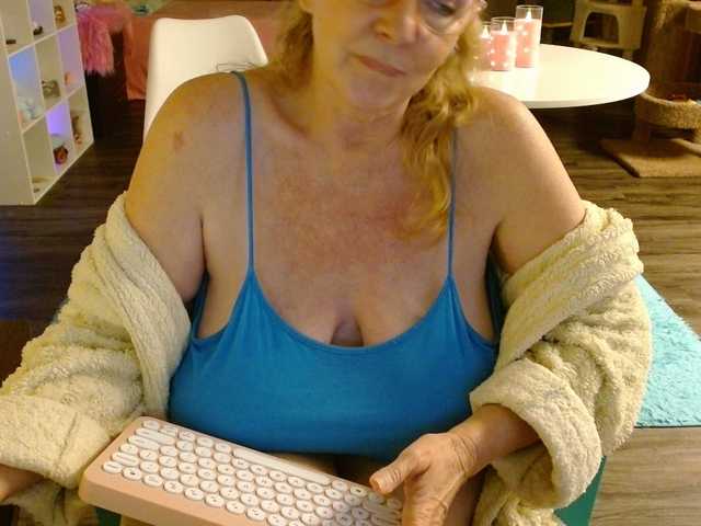 Live sex webcam photo for LisaLinny #292132579