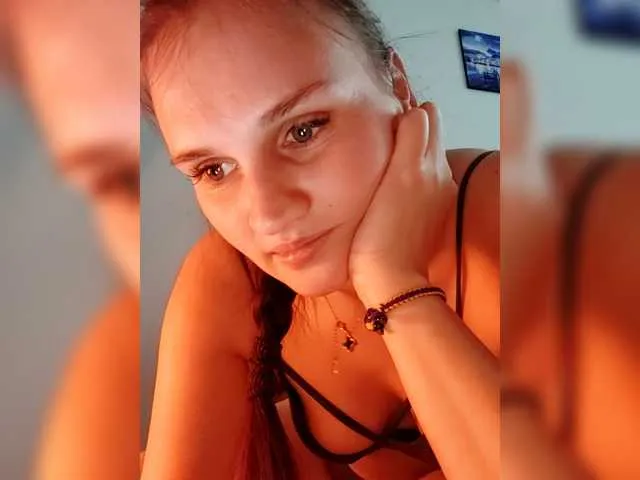 Live sex webcam photo for LisaLovHoney #292149660