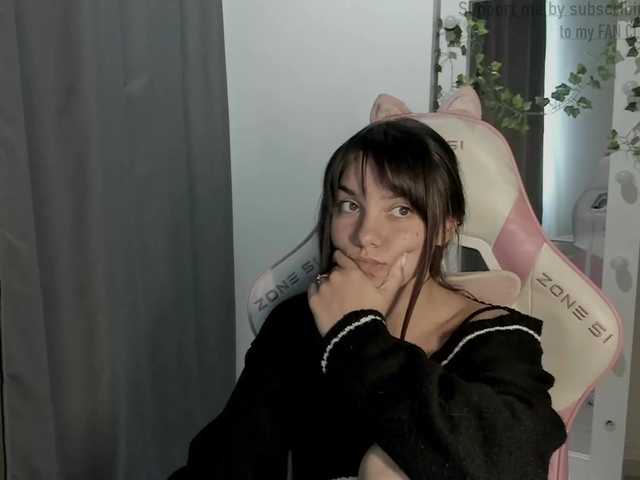 Live sex webcam photo for Lisamurm #291845159