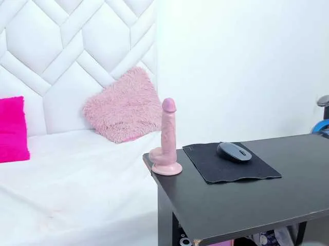 Live sex webcam photo for LitleCandy #290580400