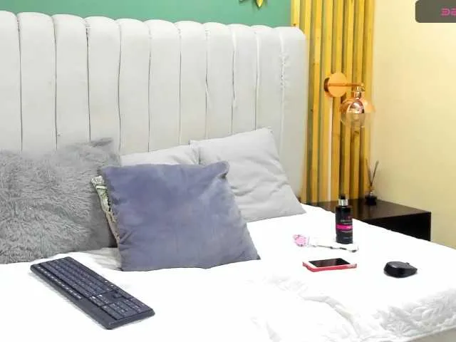 Live sex webcam photo for Little-Liluu #276344522