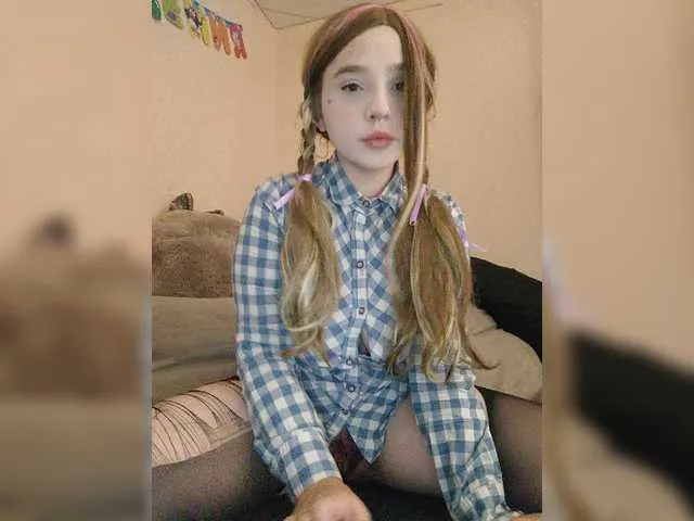 Live sex webcam photo for LittleDelora #274558966