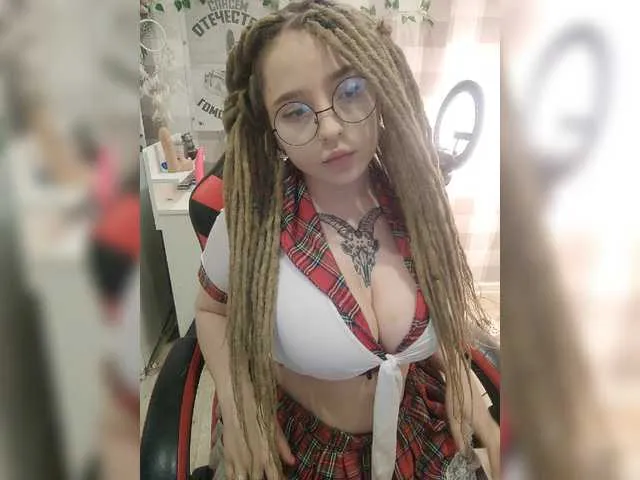 Live sex webcam photo for LittleDelora #275971090