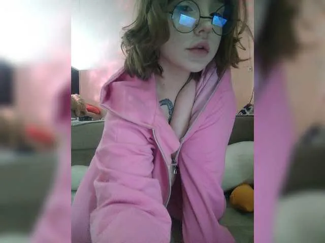 Live sex webcam photo for LittleDelora #277865301