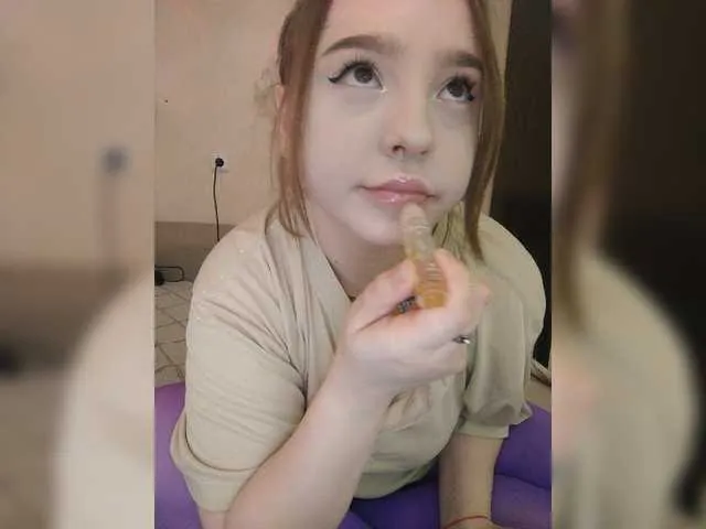 Live sex webcam photo for LittleDelora #277885233