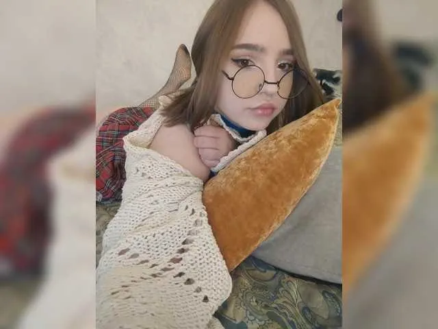 Live sex webcam photo for LittleDelora #285288856