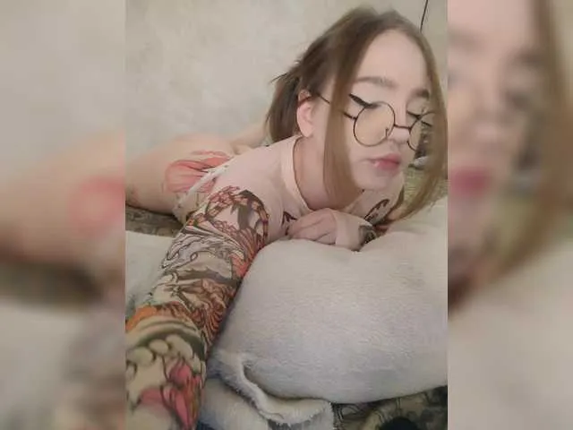 Live sex webcam photo for LittleDelora #289894574