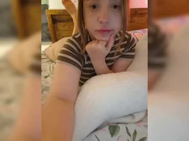 Live sex webcam photo for LittleDelora #291644032
