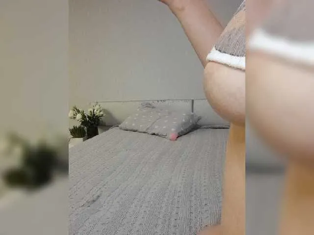 Live sex webcam photo for LittleIsa18 #276643349