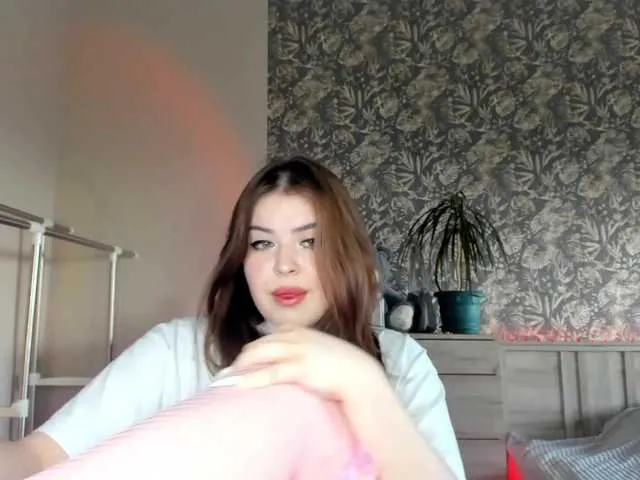 Live sex webcam photo for LittleJenniee #273784991