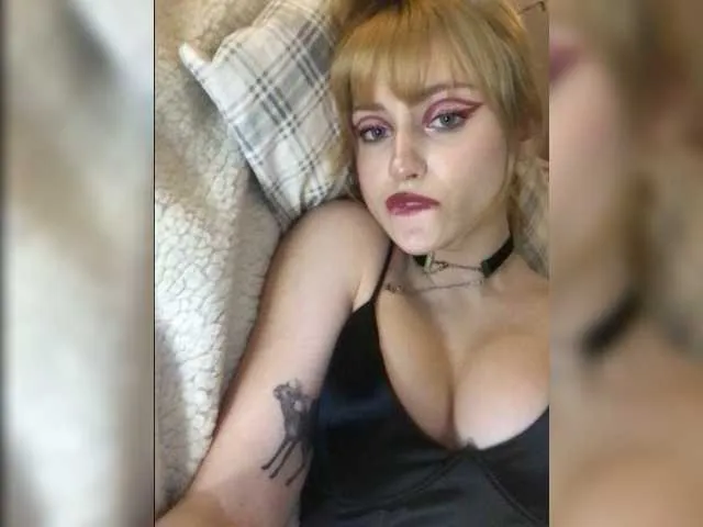 Live sex webcam photo for LittleKatie #272633555