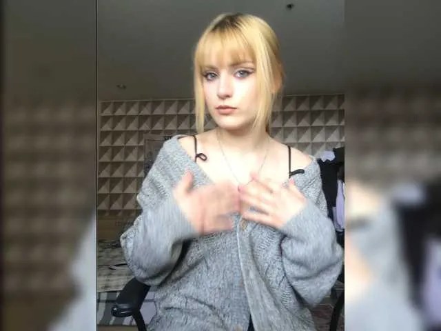 Live sex webcam photo for LittleKatie #272643095