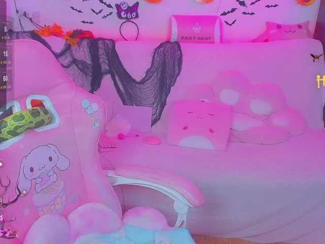 Live sex webcam photo for LittleKitsune #292396696