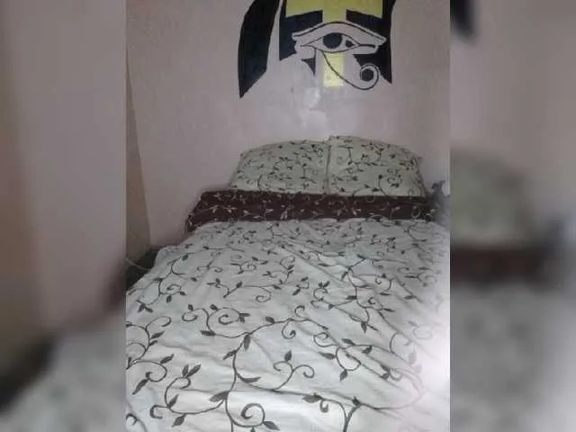Live sex webcam photo for LittleMiracle #272703427