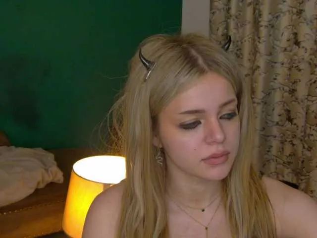 Live sex webcam photo for LittlePoem #291149184