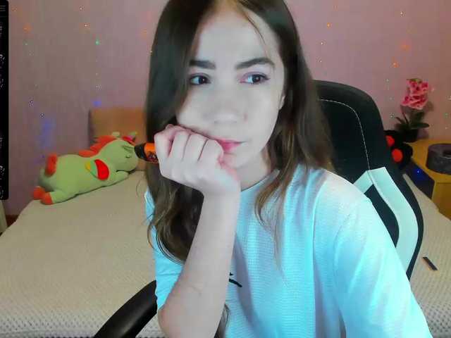 Live sex webcam photo for LittleeCherry #276650045