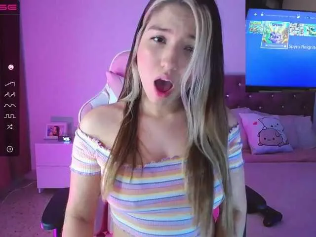 Live sex webcam photo for Littletaty1 #273469728