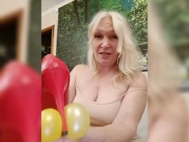 Live sex webcam photo for LizSage #290932525