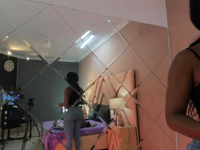 Live sex webcam photo for LizSmiith1 #275669393