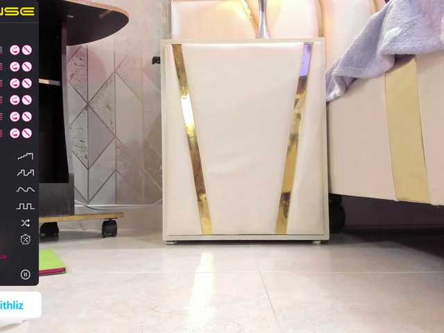 Live sex webcam photo for LizSmiith1 #276062155