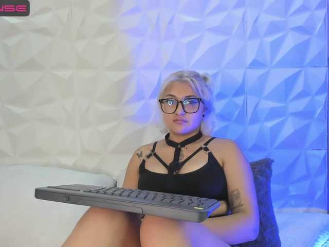 Live sex webcam photo for LizzGV #275603359