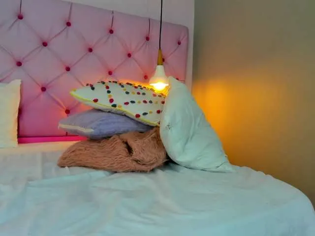 Live sex webcam photo for lizzarobert #273475664