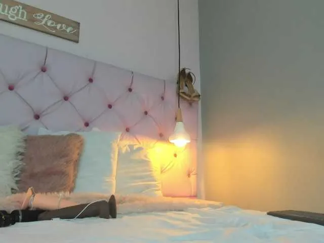 Live sex webcam photo for lizzarobert #274147758