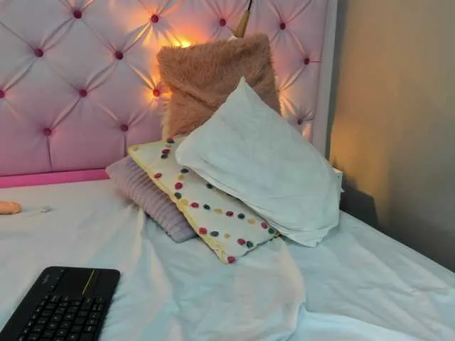 Live sex webcam photo for lizzarobert #274294642