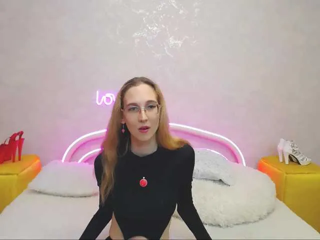 Live sex webcam photo for LizzieBrait #290353990