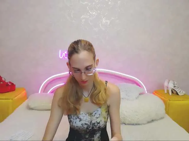 Live sex webcam photo for LizzieBrait #290367968