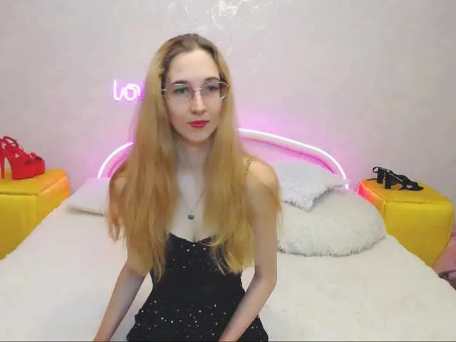 Live sex webcam photo for LizzieBrait #290552163