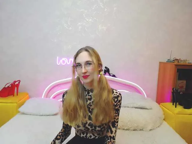 Live sex webcam photo for LizzieBrait #290684257