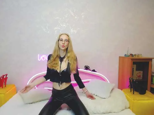 Live sex webcam photo for LizzieBrait #290820745