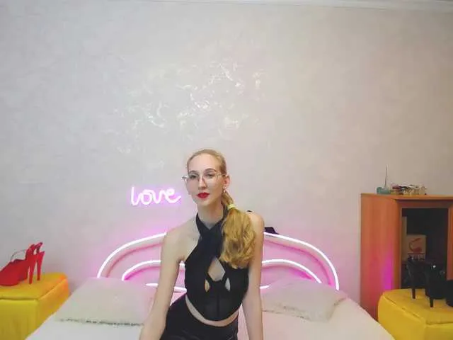 Live sex webcam photo for LizzieBrait #290842203