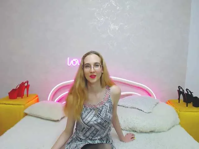 Live sex webcam photo for LizzieBrait #291144765