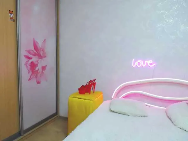 Live sex webcam photo for LizzieBrait #291169519