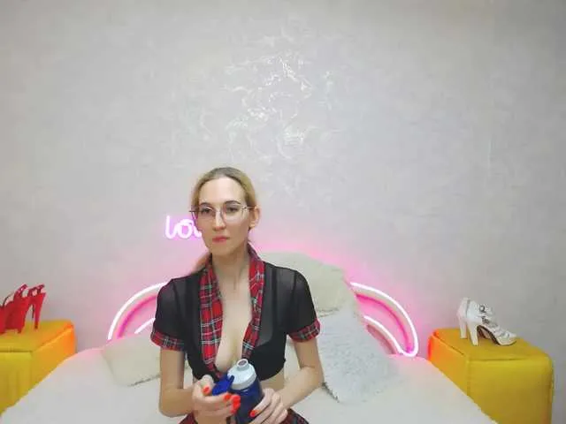 Live sex webcam photo for LizzieBrait #291309019