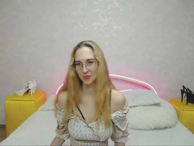 Live sex webcam photo for LizzieBrait #291376345