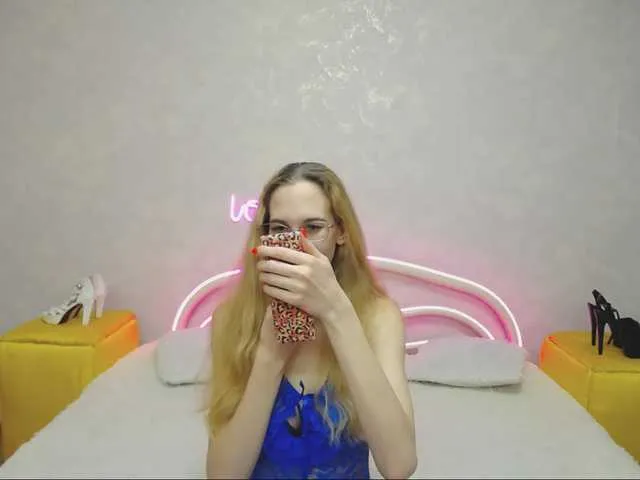 Live sex webcam photo for LizzieBrait #291384533