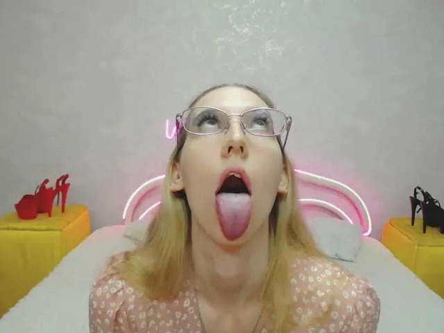 Live sex webcam photo for LizzieBrait #291473535