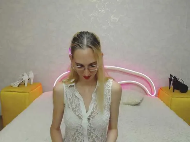 Live sex webcam photo for LizzieBrait #291548840