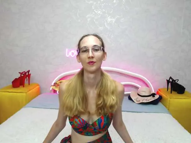 Live sex webcam photo for LizzieBrait #291726663