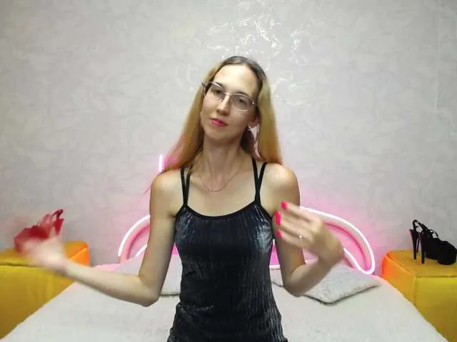 Live sex webcam photo for LizzieBrait #291805084