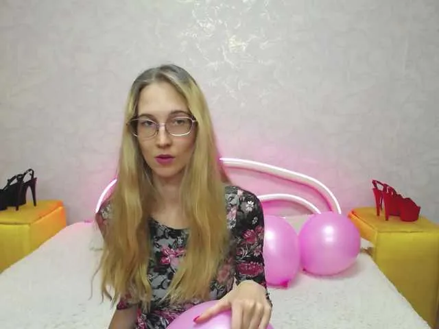 Live sex webcam photo for LizzieBrait #291859759