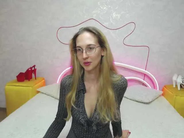 Live sex webcam photo for LizzieBrait #291979308