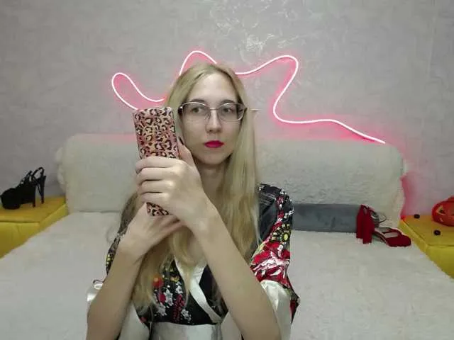 Live sex webcam photo for LizzieBrait #292174912