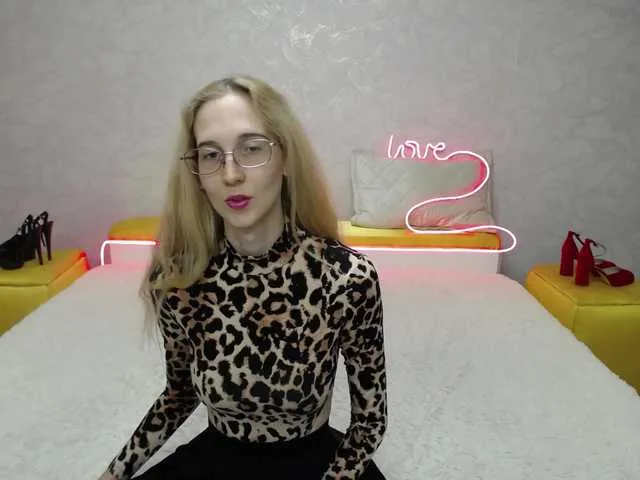 Live sex webcam photo for LizzieBrait #292335233