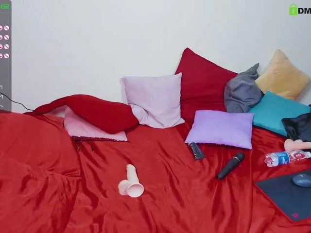 Live sex webcam photo for LolaCandy #272353570